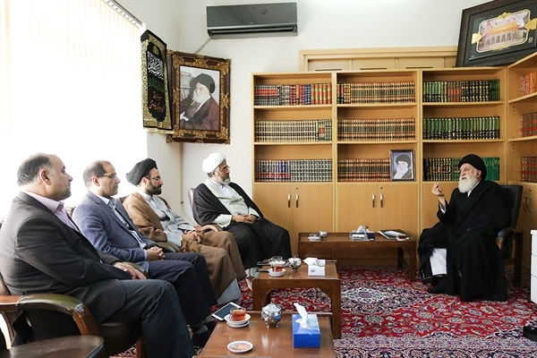 دیدار مسوولان همایش بین المللی فرآورده های حلال با آیت الله علوی بروجردی
