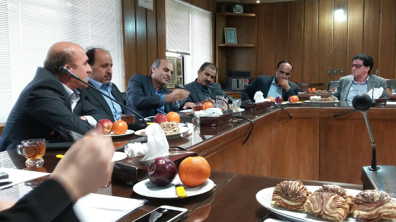 نشست مدیر نظارت بر مواد غذایی،آرایشی و بهداشتی با انجمن تولیدکنندگان فرآورده های همگن استان
